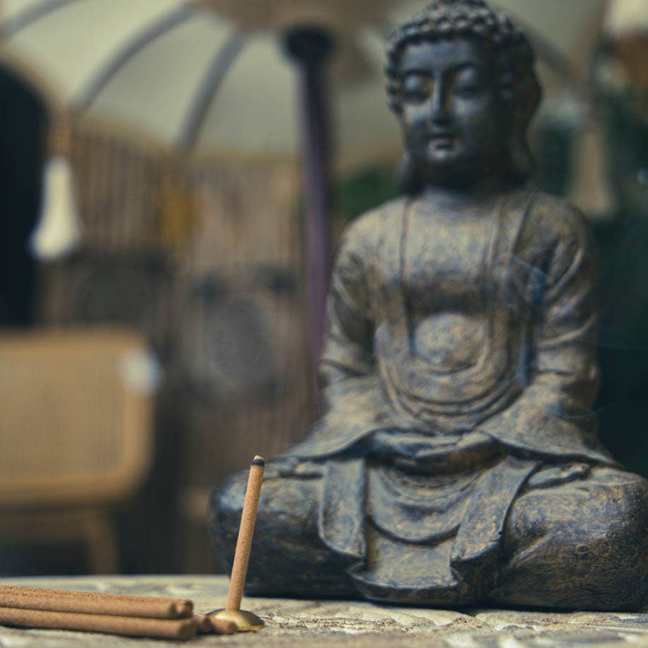 Natural incense sticks in a green box with a built-in holder, designed for relaxation, mindfulness, and aromatherapy.