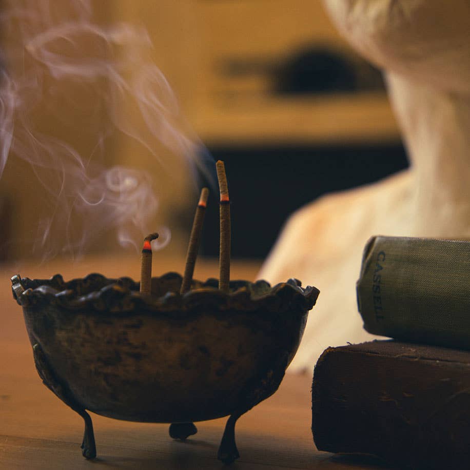 Natural incense sticks in a green box with a built-in holder, designed for relaxation, mindfulness, and aromatherapy.